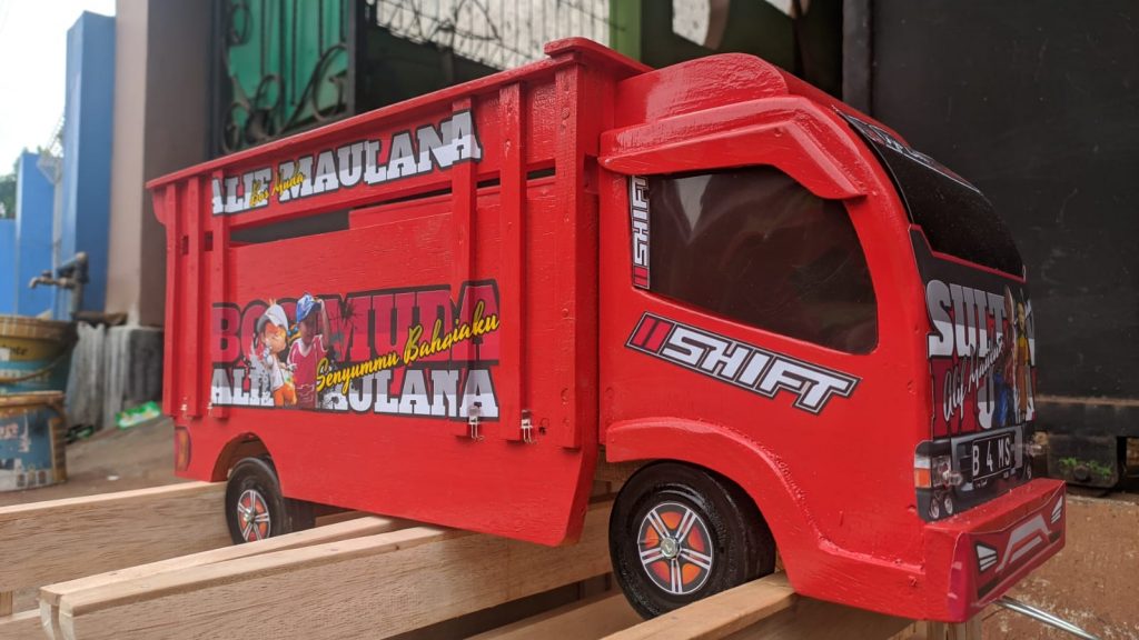 miniatur truk oleng mainan kalibagor banyumas